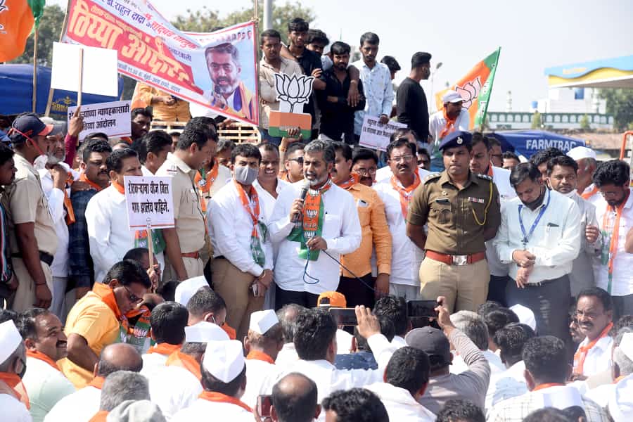 आ.डॉ.राहुल दादा आहेर यांच्या नेतृत्वाखाली आज चांदवड मुंबई-आग्रा महामार्गावर विविध मागणीसाठी ठिय्या आंदोलन