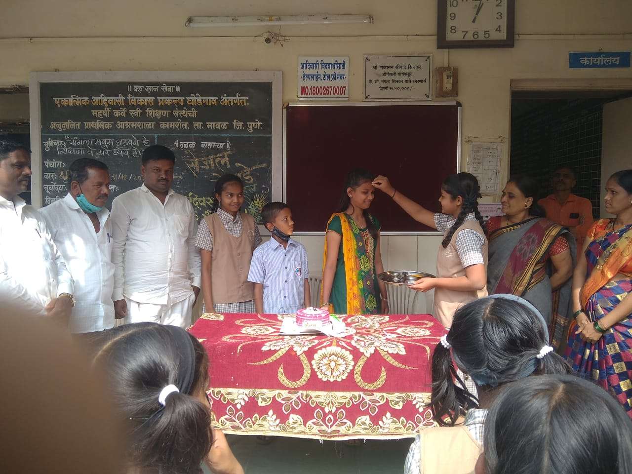 कामेशत येथे आश्रमशाळेत सेजल विक्रम हेमाडे यांच्या वाढदिवसाच्या निमित्ताने खाऊ वाटप