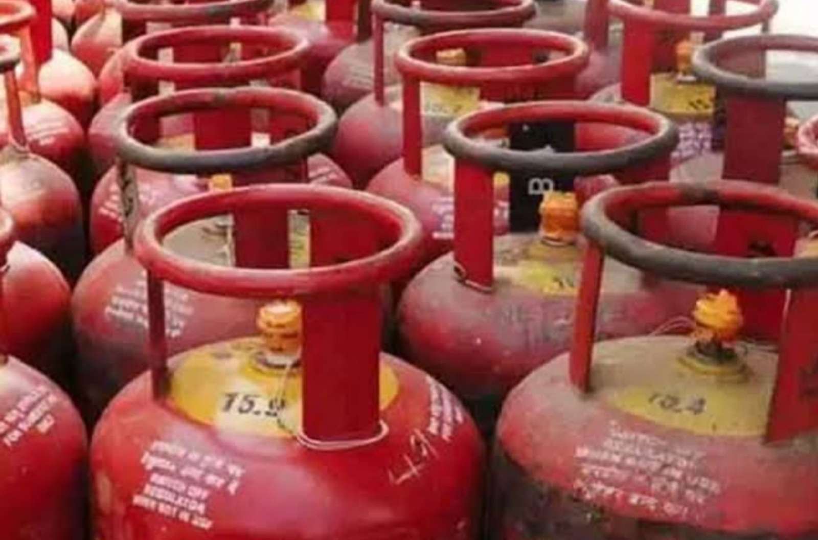 डिसेंबर च्या पहिल्याच दिवशी महागाईचा फटका..!सिलेंडरच्या किंमती वाढल्या..!आपल्या शहरातील किंमती ह्या लिंक वर चेक करा...