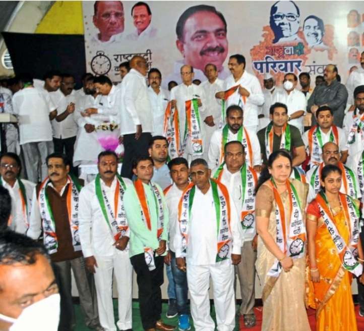 जळगांव:भाजपला खिंडार..! 21 नगरसेवकानीं फुल सोडून बांधलं घड्याळ..!