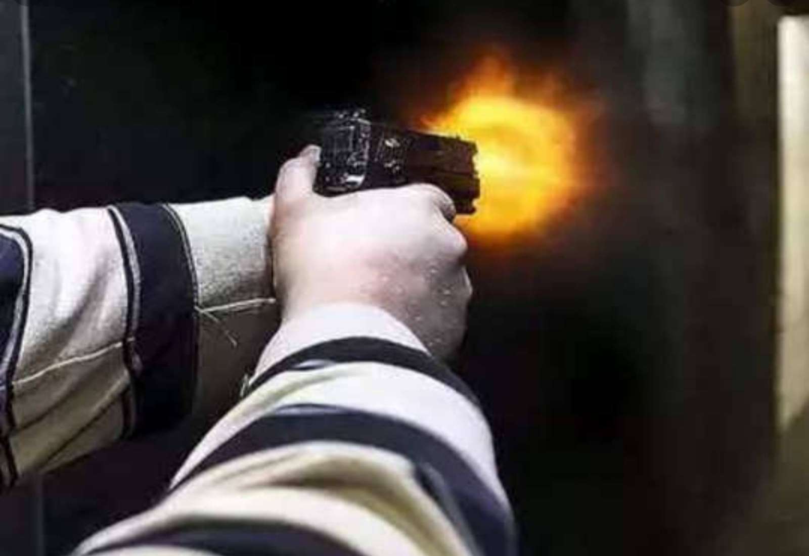 Amalner: किरकोळ वादातून गावात गोळीबार..!चाकू हल्ला..!दोन जण जखमी..!पोलिसांत गुन्हा दाखल...!