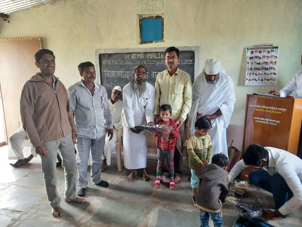 विश्वात्मक जंगली महाराज आश्रम मध्ये गरीब विद्यार्थ्यांना शालेय साहित्य वाटप