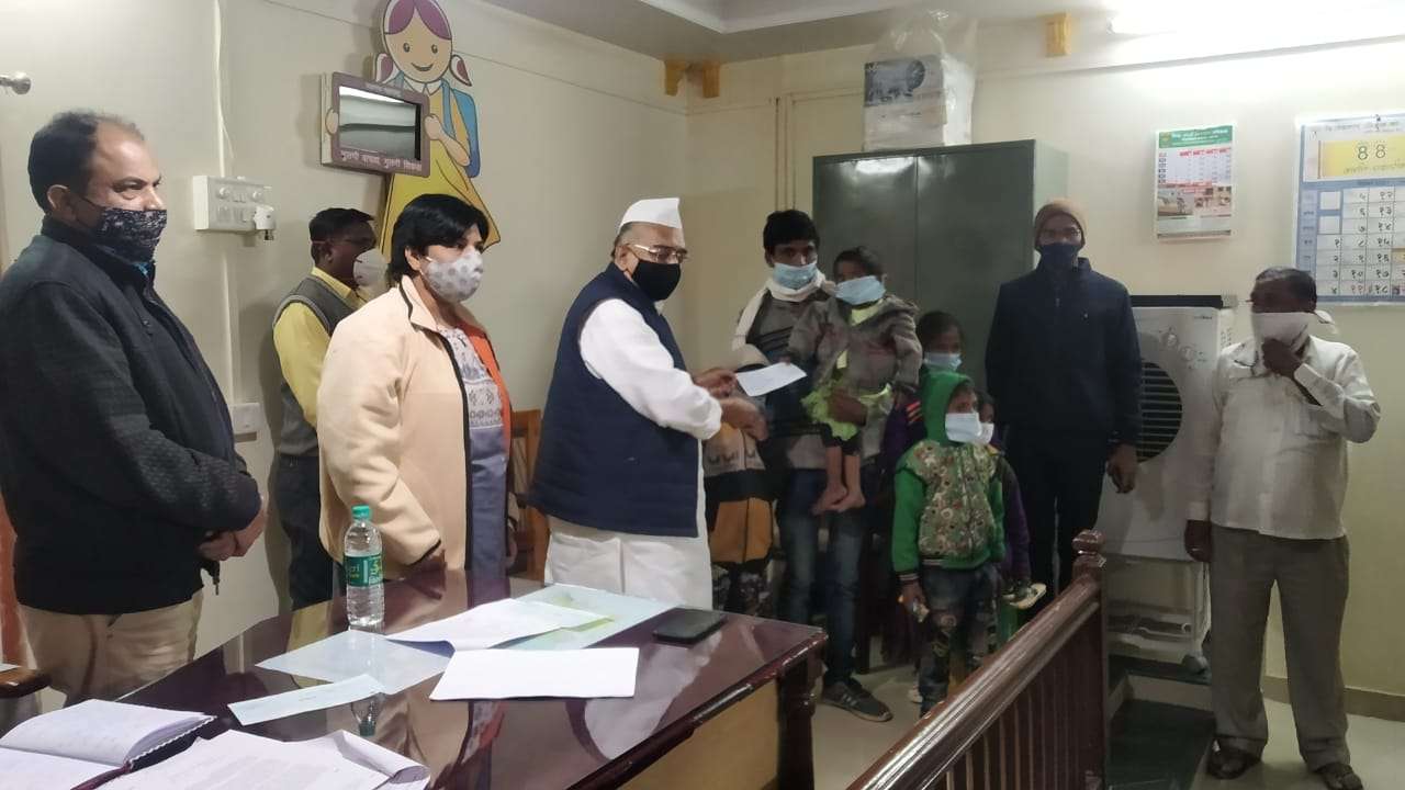 विवरे येथील विज पडून मयत महीलेल्या नातेवाईकास व जखमीस रावेर आमदार शिरीष दादा याच्या हस्ते चेक वाटप.
