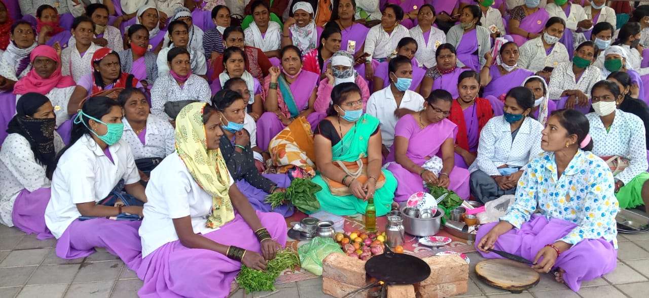 आशा स्वयंसेविकाना ग्रा. प.कडून प्रोत्साहन भत्ता न मिळाल्याने येवला प. समितीसमोर बेमुदत चुल्हा जलाव आंदोलनाला सुरुवात.