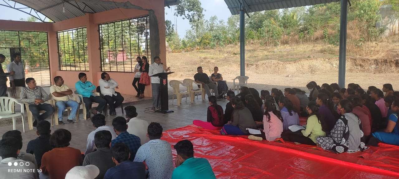 कविता म्हणजे कवीची अभिव्यक्ती