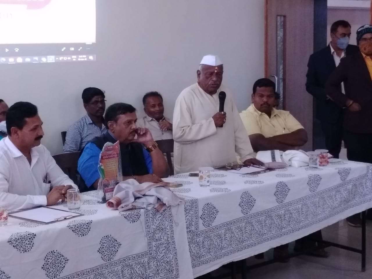 पुढारी अन कारखानदार पत्रकारांना कामा पुरते वापरतात.. जे्ष्ठ पत्रकार बाळासाहेब बडवे