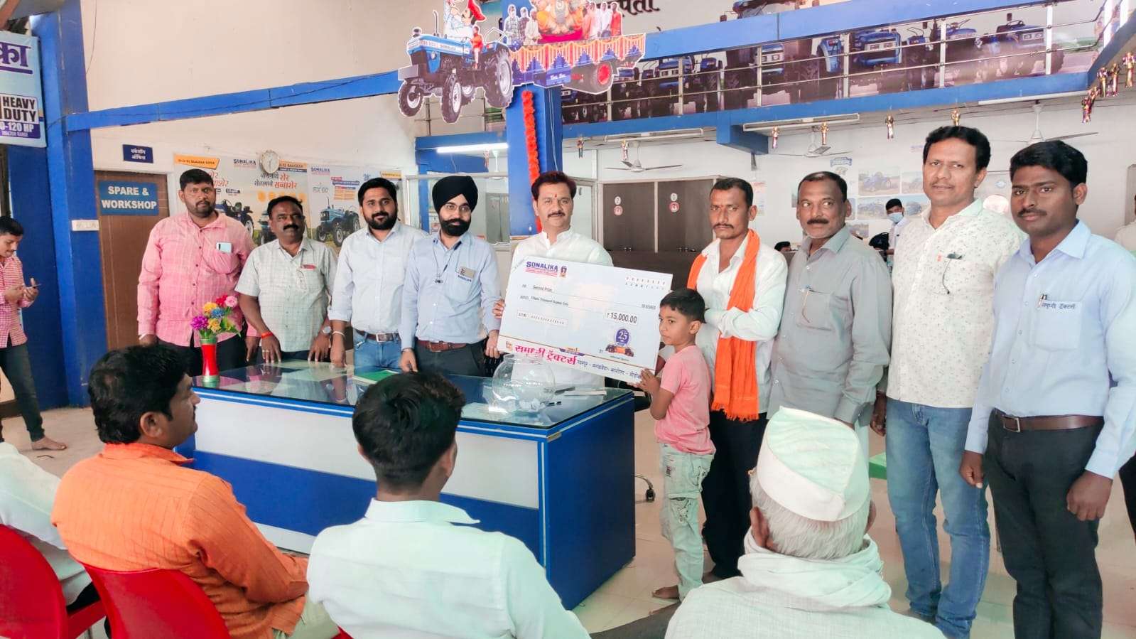 समृद्धी ट्रॅक्टर्स येथे लकी ड्रॉ संपन्न