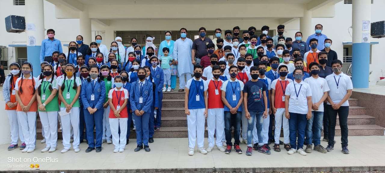 Amalner: ऍड ललिता पाटील इंटरनॅशनल स्कूल येथे 15 ते 18 वयोगटातील विद्यार्थ्यांचे लसीकरण शिबीर संपन्न