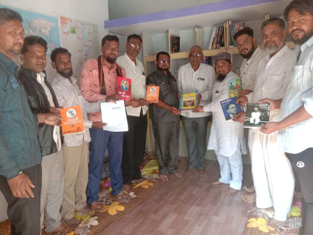 Amalner: स्टडी सेंटर व पब्लिक लाइब्ररीला श्री सोमचंद संदानशिव यांची अमूल्य पुस्तकरूपी भेट