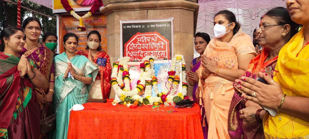 डाॅ.प्रणिता भालके यांच्या हस्ते राजमाता जिजाऊ यांचे पुतळ्याचे पुजा करून जयंती साजरी