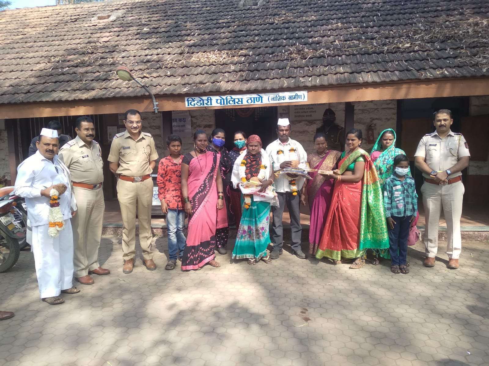 आजच्या युगात खरे देवदुतांचा म्हणून दिंडोरी पोलिस ठाण्याच्यावतीने सत्कार, दिंडोरी पोलिसांचा अभिनव उपक्रम