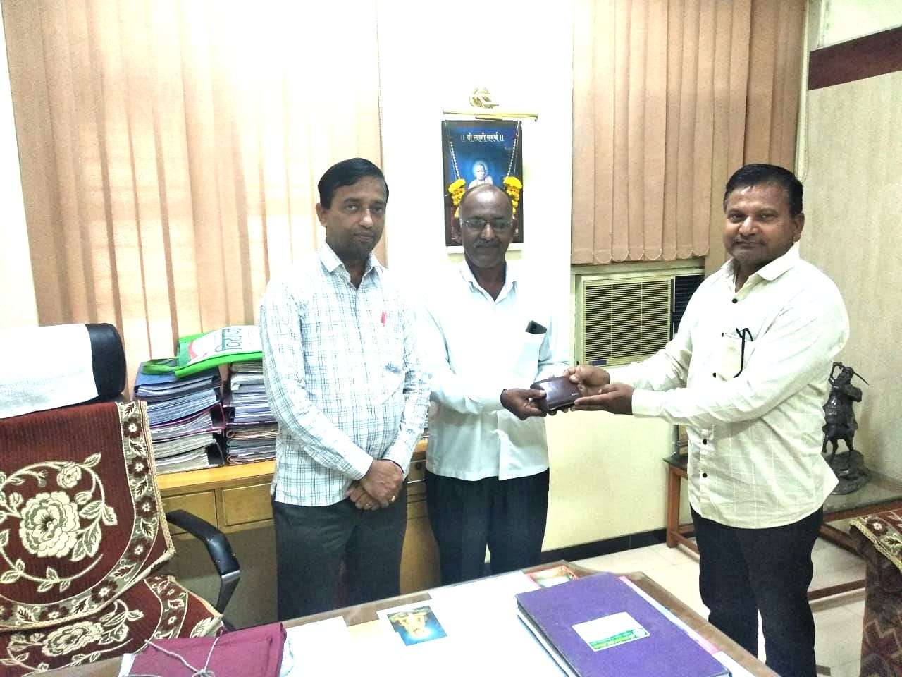 लासलगाव बाजार समितीचे कर्मचारी संजय होळकर यांचा असाही प्रामाणिकपणा---