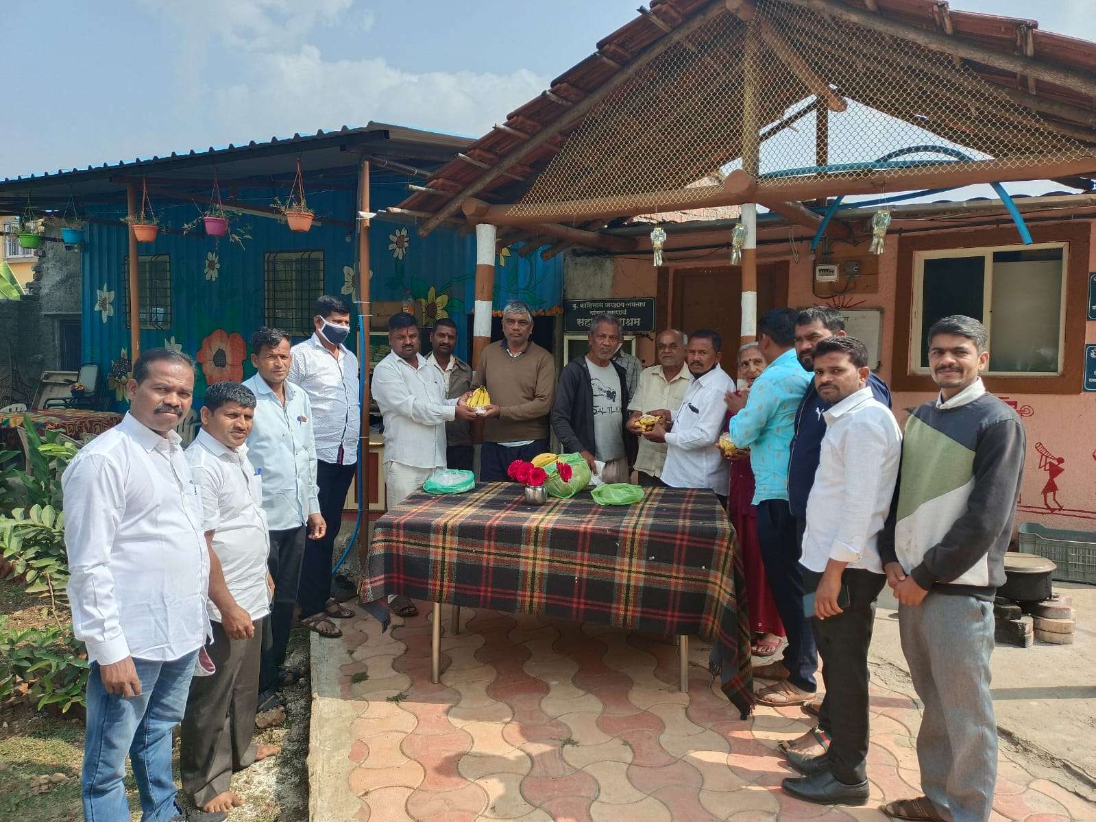 ट्रायबल फोरम मावळ च्या वतीने सहारा वृद्धाश्रमात फळे वाटप