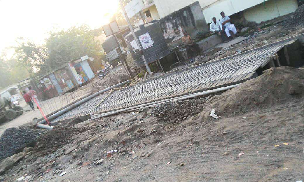 निंभोरा बु. येथे बस स्टॉप जवळ मेन रोड वरील अंडरग्राउंड गटारीचे व त्यावरील पुलाचे निष्कृष्ठ दर्जाचे बांधकाम..