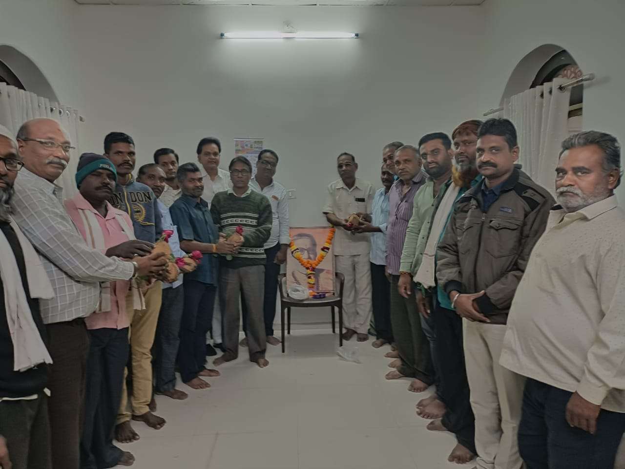 सावद्यात बाळासाहेब ठाकरे जयंती निम्मित शिवसेनेचा अनोखा कार्यक्रम - पालिका रोजंदारी कर्मचाऱ्यांचा सत्कार