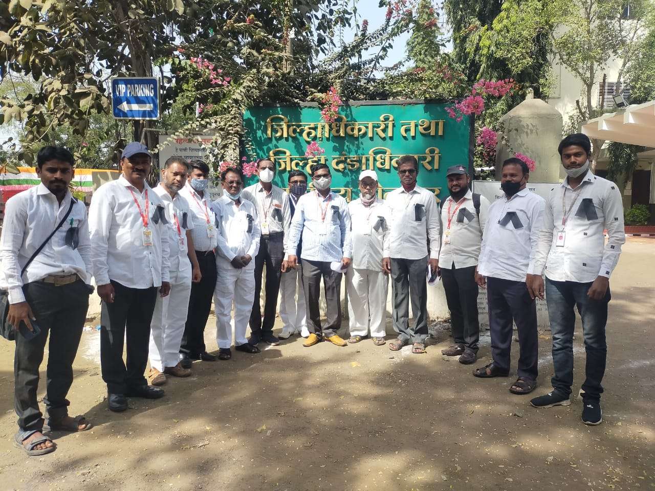 राज्यसरकारचा निषेध करत पत्रकार सुरक्षा समितीचे काळ्या फिती लावून जिल्हाधिकाऱ्यांना निवेदन