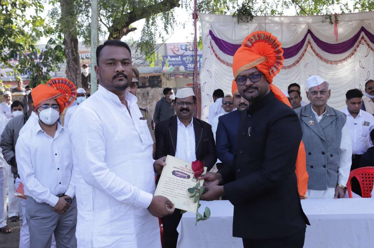 Amalner: आवास फाउंडेशनच्या कोरोना योद्धयांचा प्रजासत्ताक दिनी सन्मानपत्र देऊन गौरव...