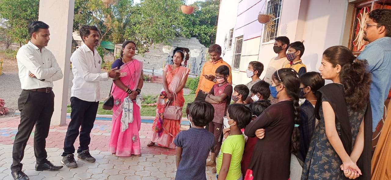 Amalner: विवाहाच्या वर्षपूर्ती निमित्त सुनील माया ने एच आय व्ही ग्रस्त कुटुंबातील मुलांना दिला "दिलासा"..