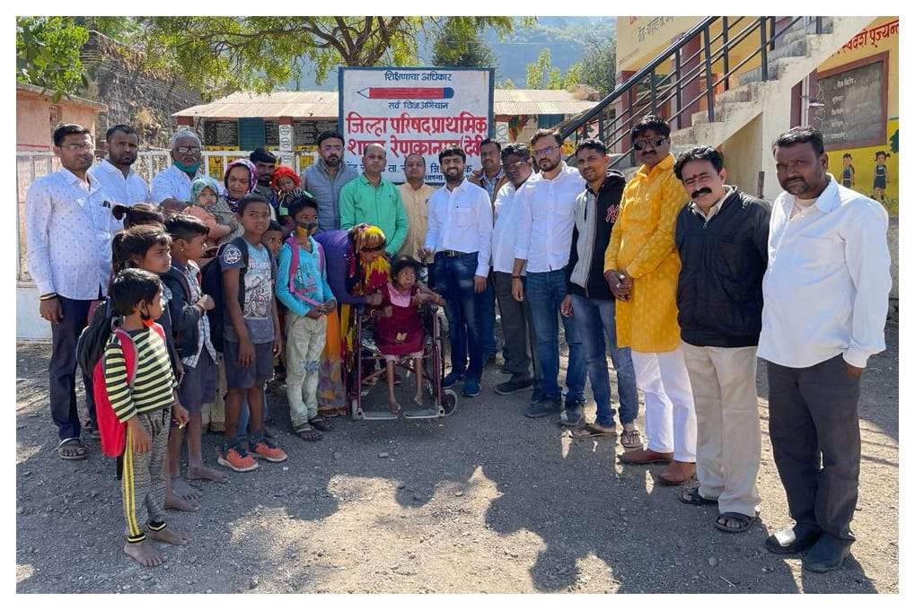 लोकनेते मा.आ.स्व. जयचंदजी दिपचंदजी कासलीवाल यांच्या स्मृती-दिन निमित्त दिव्यांग आदिवासी कन्येस व्हीलचेअरचे वितरण