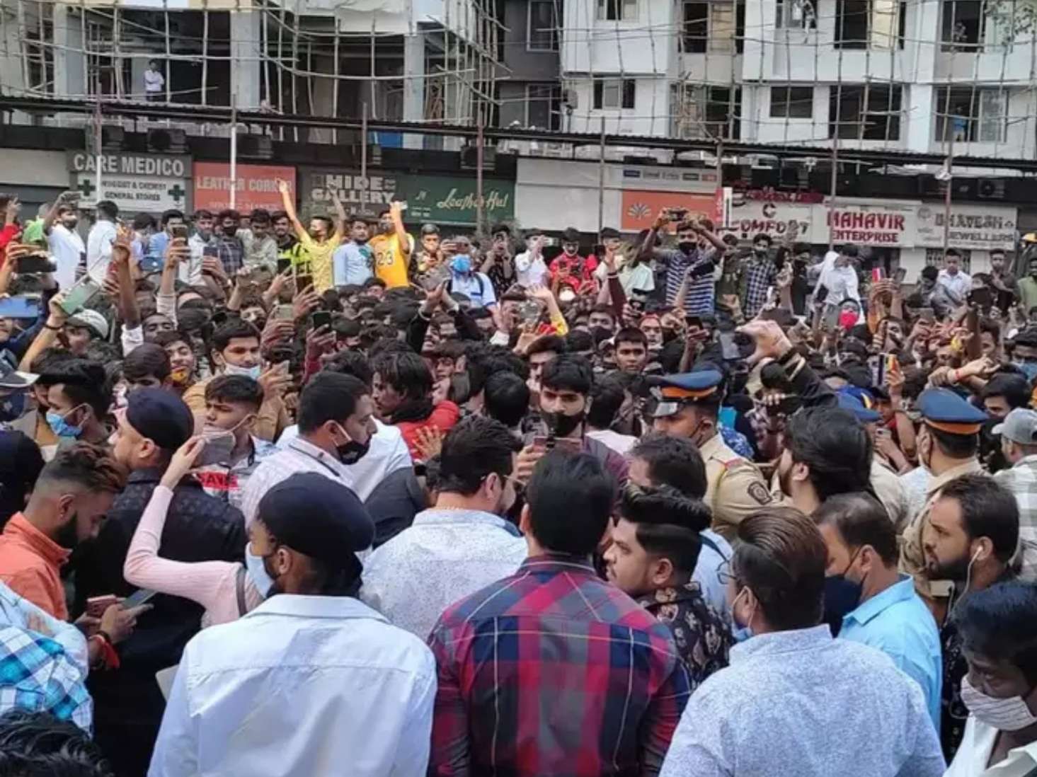 10 वी 12 वी च्या परीक्षा ऑनलाइन घ्या विद्यार्थ्यांचे राज्यात आंदोलन..! हिंदुस्थानी भाऊ उतरला विद्यार्थ्यांच्या बाजूने आंदोलनात...!विद्यार्थ्यांवर लाठी चार्ज