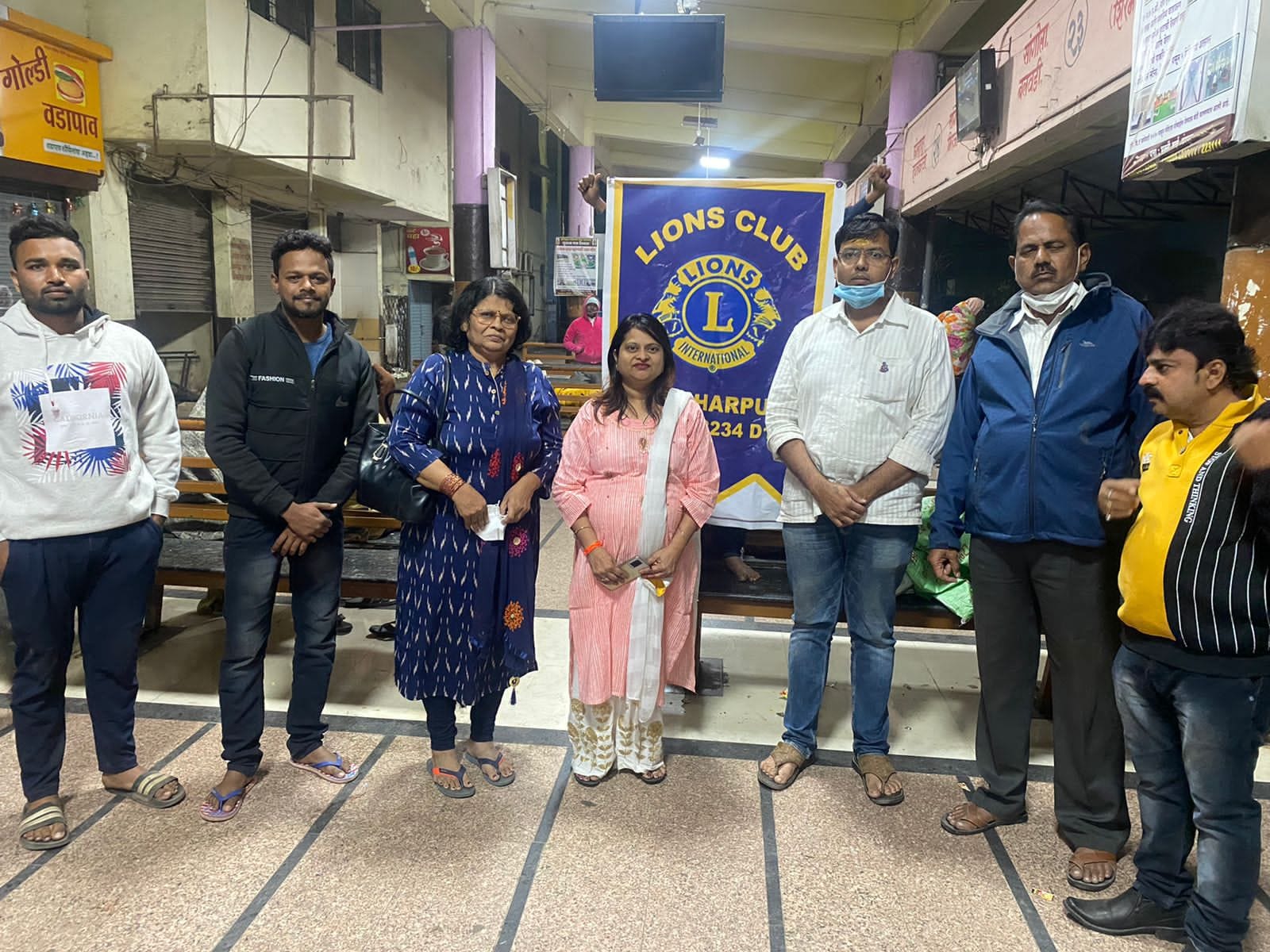 लायन्स क्लब पंढरपूरच्या वतीने पंढरपूर बसस्थानकावर निराश्रित नागरिकांना उबदार वस्त्रांचे वाटप :- नगरसेवक विवेक परदेशी