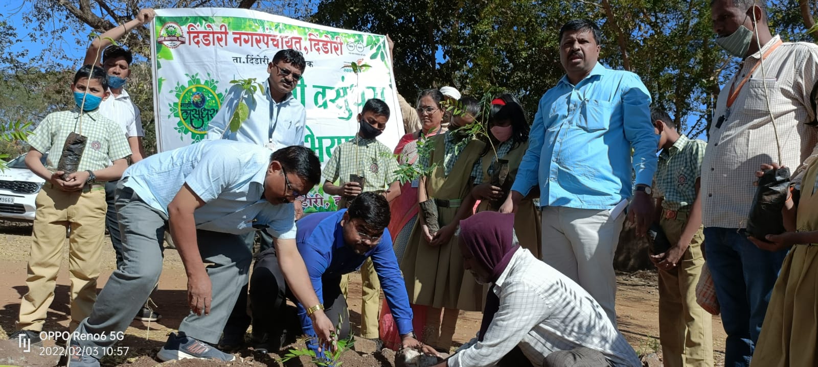 माझी वसुंधरा अभियानाअंतर्गत नगरपंचायतीच्या वतीने दिंडोरी जनता इंग्लिश स्कुलमध्ये वृक्षारोपण