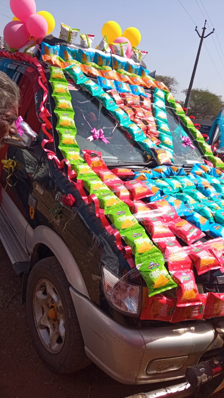 दिंडोरी तालुक्यातील जानोरीच्या नवरदेवाने लढवली भन्नाट कल्पना कुरकरेच्या पाकीटांने सजवली नवरदेवाची गाडी