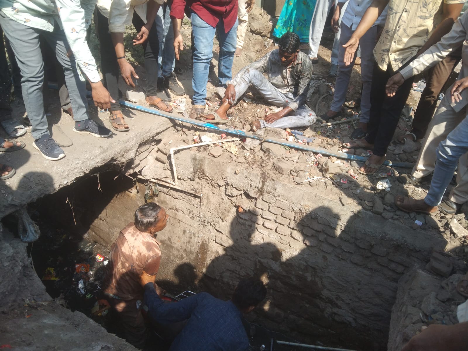 Amalner: अंध प्रशासनाच्या आंधळ्या कारभारामुळे गटारीत पडले युवक..!