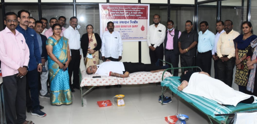 भुसावळ नाहाटा महाविद्यालय माजी विद्यार्थी संघटनेतर्फे भव्य रक्तदान शिबीर उत्साहात संपन्न शिबिरात एकूण 57 रक्तदात्यांनी केले रक्तदान