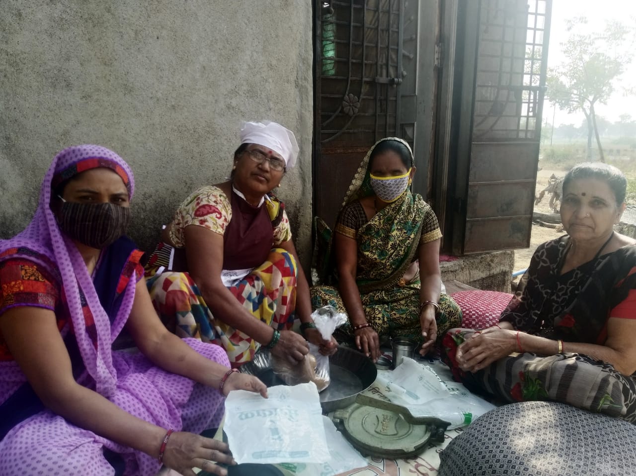 Amalner: मंगरूळ येथील विधवा महिला बनताय उयोजक...! पापड उद्योग सुरू...चला पंखांना बळ देऊ या..!