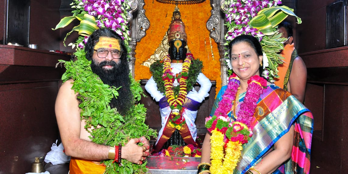 माघी एकादशी निमित्त श्री. विठ्ठल-रुक्मिणीची नित्यपूजा संपन्न पंढरीत सुमारे तीन लाख भाविक दाखल