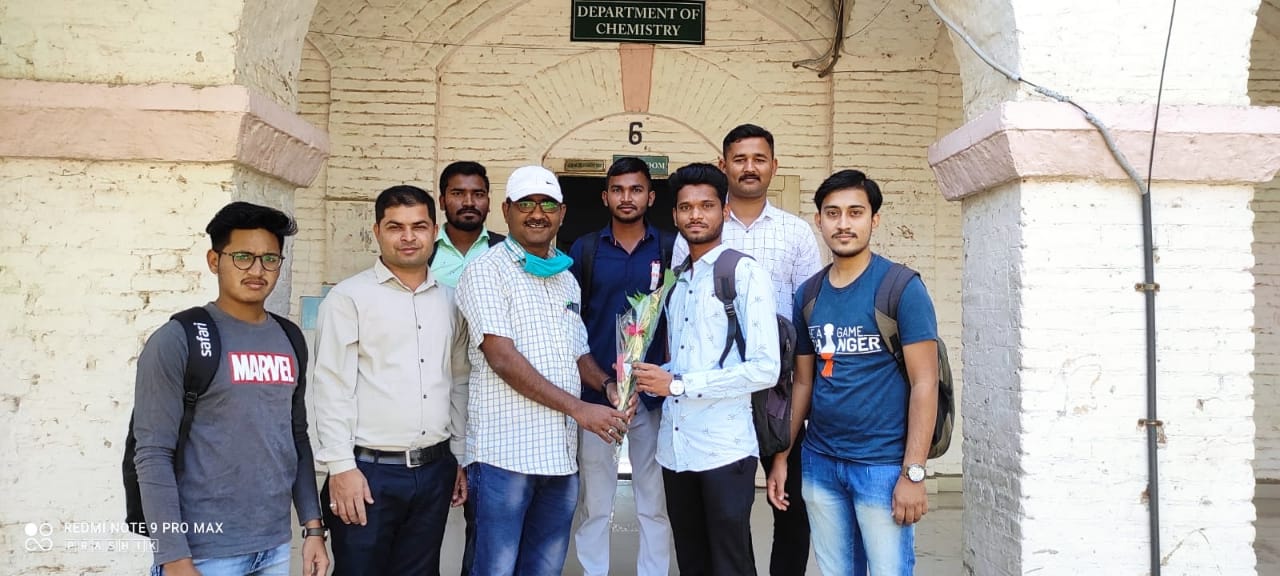 Amalner: प्रा तुषार रजाळे यांना Phd प्राप्त झाल्याबद्दल एमएससी च्या विद्यार्थ्यांनी केले अभिनंदन..