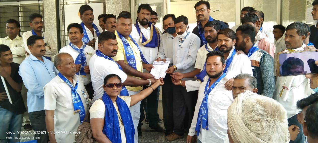 यावल तालुक्यातील अतिक्रमीत जागा व दलित वस्ती सुधार योजनेच्या निधी अंतर्गत झालेल्या गोंधळा विषयी निळे निशानची निदर्शने