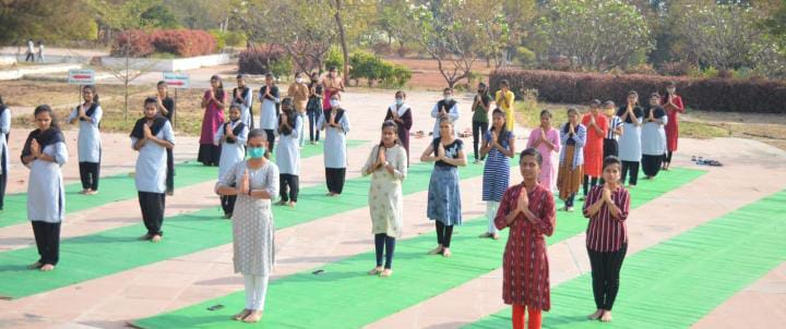 फॅबटेक टेक्निकल कॅम्पसमध्ये भारताच्या रौप्यमहोत्सवी वर्षानिमित्त सूर्यनमस्कार कार्यक्रम संपन्न