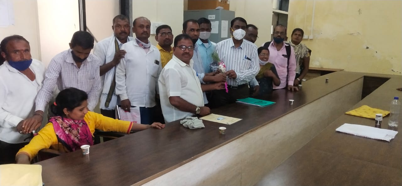 दिव्यांग बांधवांच्या दिव्यांग प्रमाणपत्राच्या समस्यां विषयी जळगावं वैद्यकिय महाविद्यालय व रूग्णालय येथे प्रहार संघटनेची आढावा बैठक संपन्न