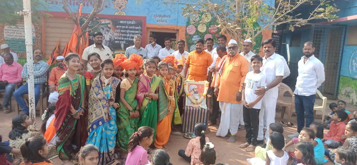 मुस्लिम बांधवाच्या हस्ते शिवरायांच्या प्रतिमेचे पूजन