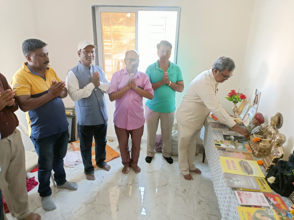 डॉ .कलाम पुस्तक भिशी प्रणित अभिनव उपक्रमातून कलाशिक्षक, उपक्रमशील शिक्षक चित्रकार सुनिल दाभाडे यांनी दिला वाचन चळवळीला अभिनव संदेश