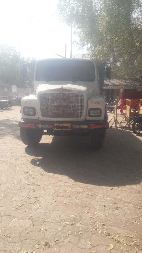 यावल येथे अवैध वाहतुक करणारे डंपर पकडले यावल पोलिस ठाण्यात गुन्हा दाखल