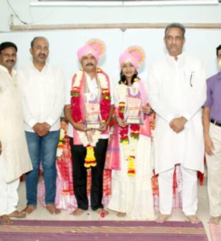 पंढरीत गुणवंताचा सत्कार आस्था माने या विद्यार्थिनीला, पंढरी रत्न पुरस्कार..
