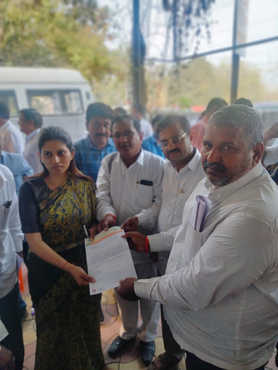 मे आणि जून महिन्यांमध्ये झालेल्या वादळामुळे शेतकऱ्यांचे केळी पिकाचे प्रचंड नुकसान भरपाई मिळावी