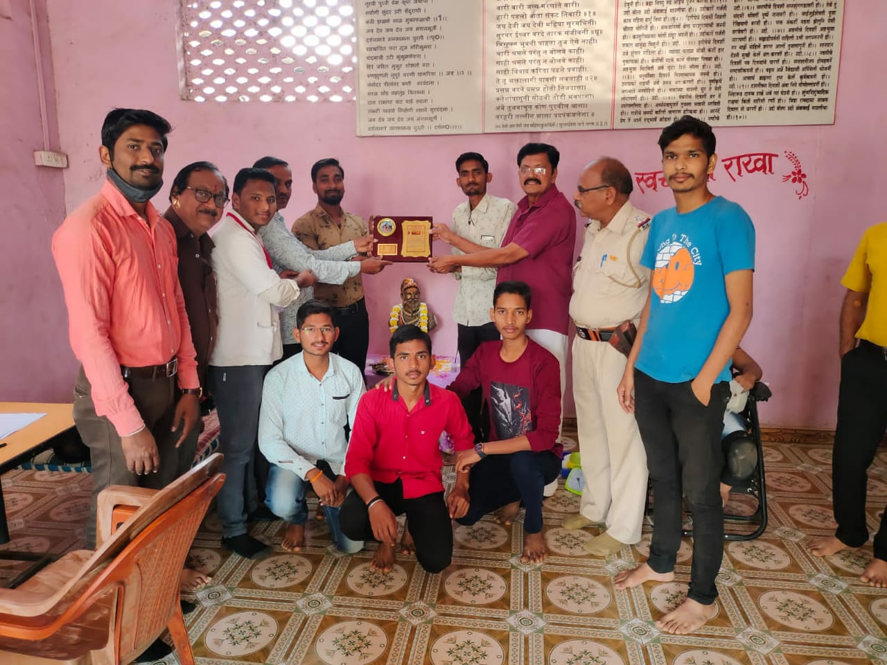 निंभोरा येथे युवा मावळ्यांनी रक्तदान करून शिवजयंती साजरी