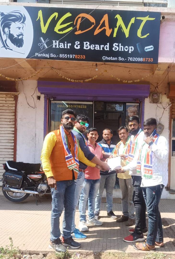 Amalner: इंग्रजी फलक लावलेल्या दुकानदारांना मनसे स्टाईलने  दिले निवेदन