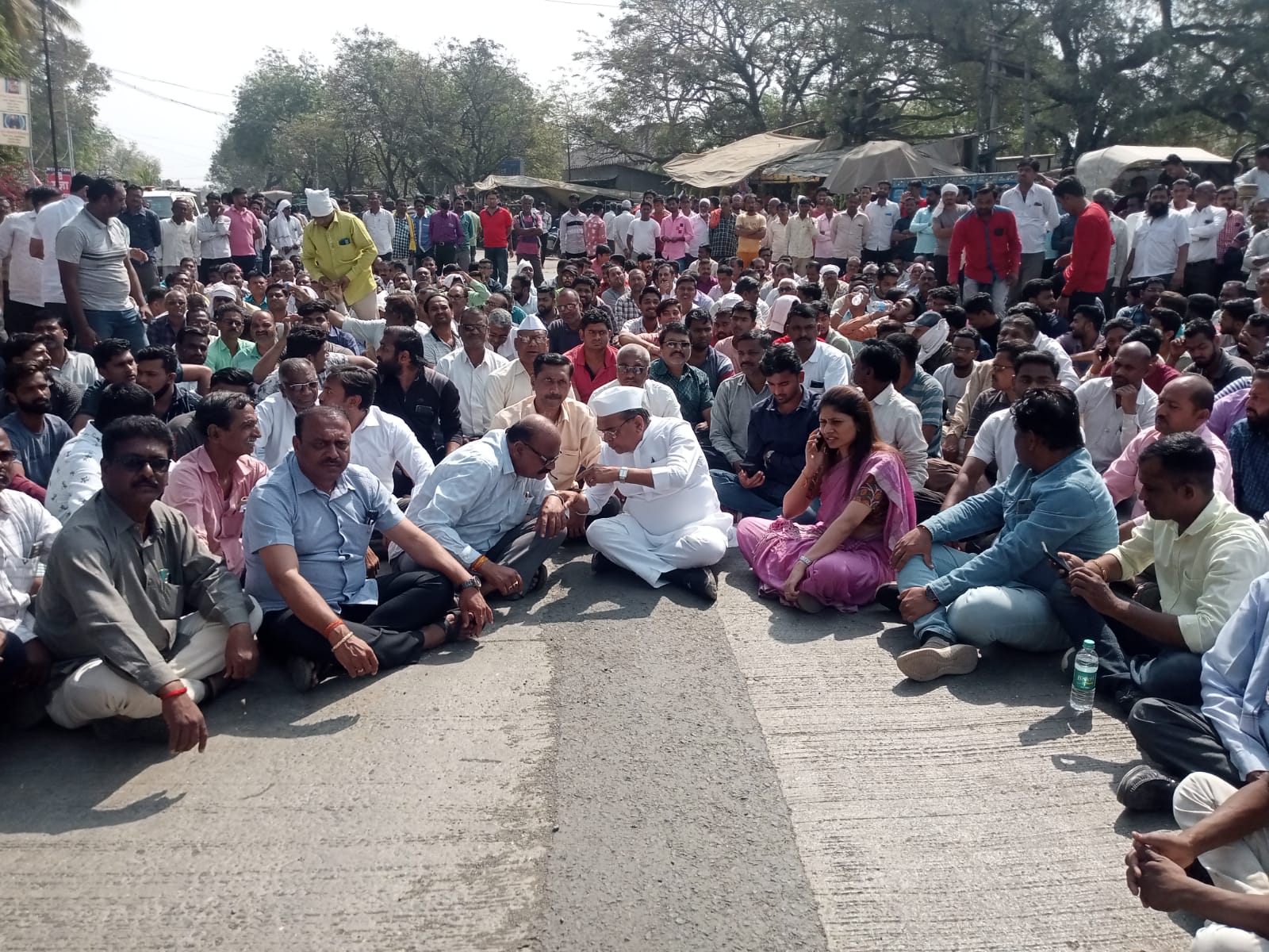 त्रस्त शेतकर्‍यांनी अखेर सावद्यात केले रस्ता रोको आंदोलन