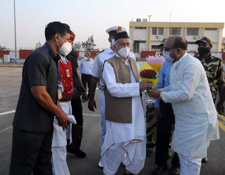 Jalgaon: राज्यपाल भगतसिंह कोश्यारी यांचे जळगाव विमानतळावर आगमन पालकमंत्री गुलाबराव पाटील यांच्यासह मान्यवरांनी केले स्वागत