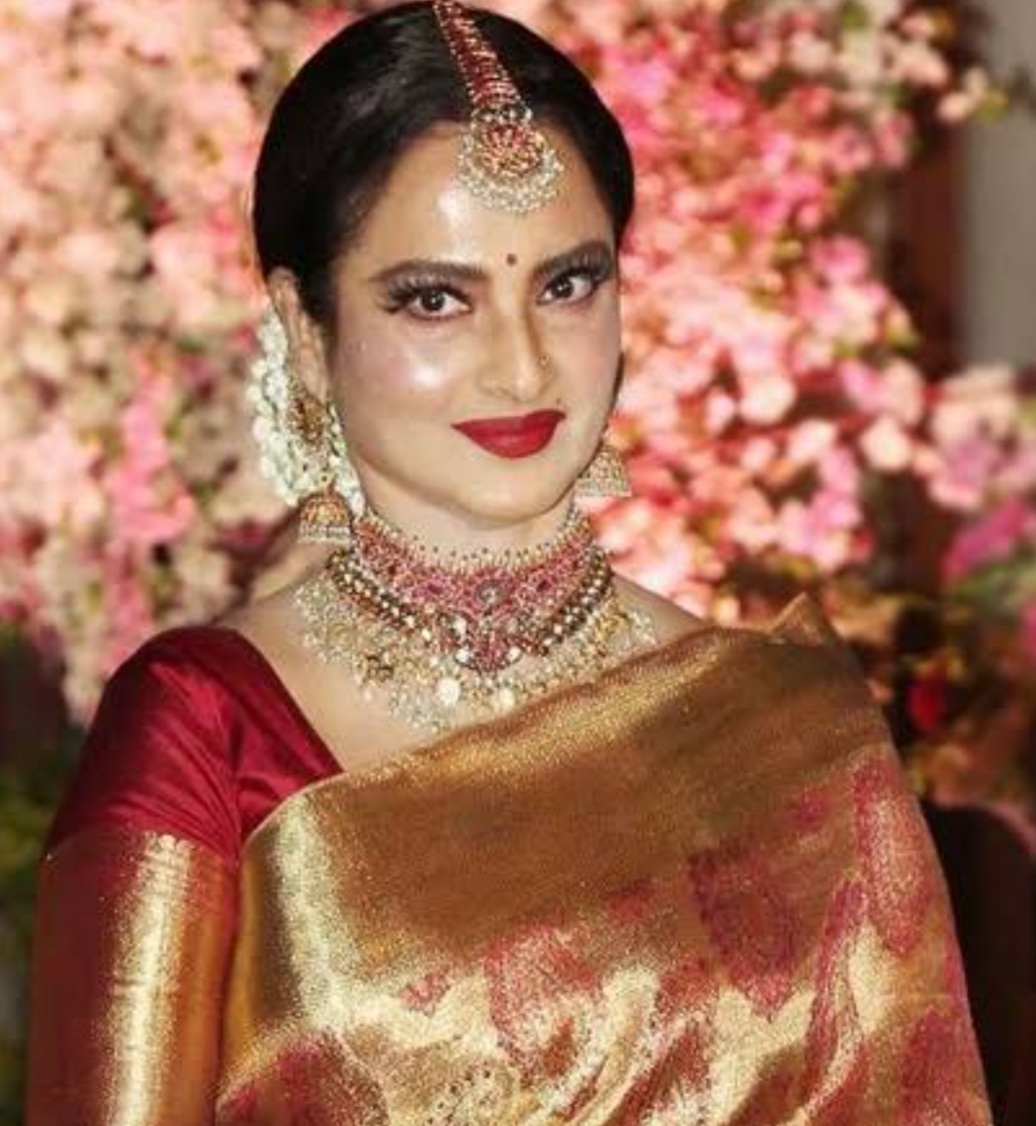 Bollywood: रेखाच पुन्हा वादग्रस्त विधान..! पुरुषांच्या जवळ जाण्यासाठी व लग्नाआधी सेक्स आवश्यक...!