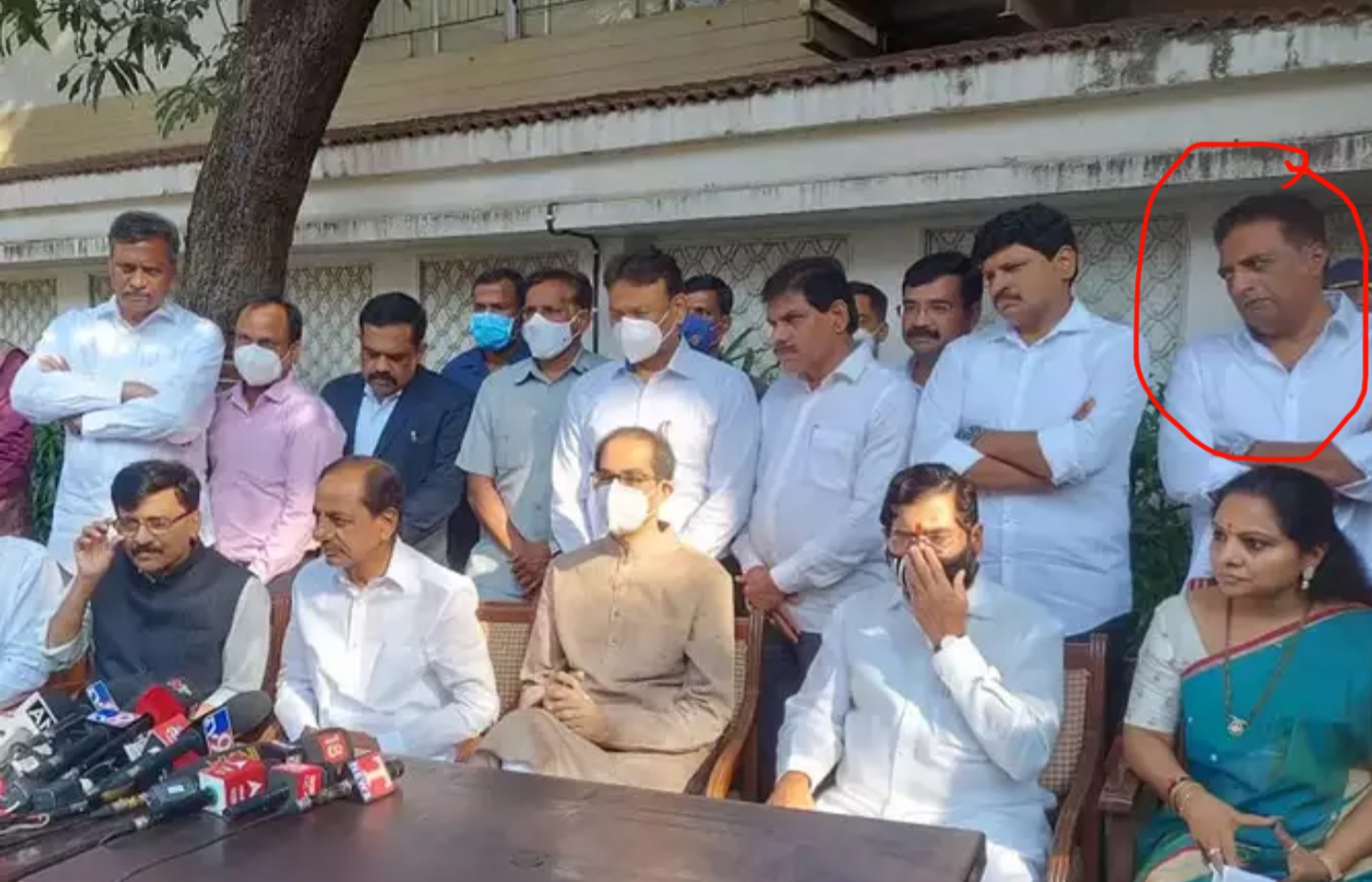 Mumbai: भेट दोन मुख्यमंत्र्यांची मात्र चर्चा फोटोतील त्या व्यक्तीची..! सोशल मीडियावर व्हायरल..!पहा काय आहे किस्सा...