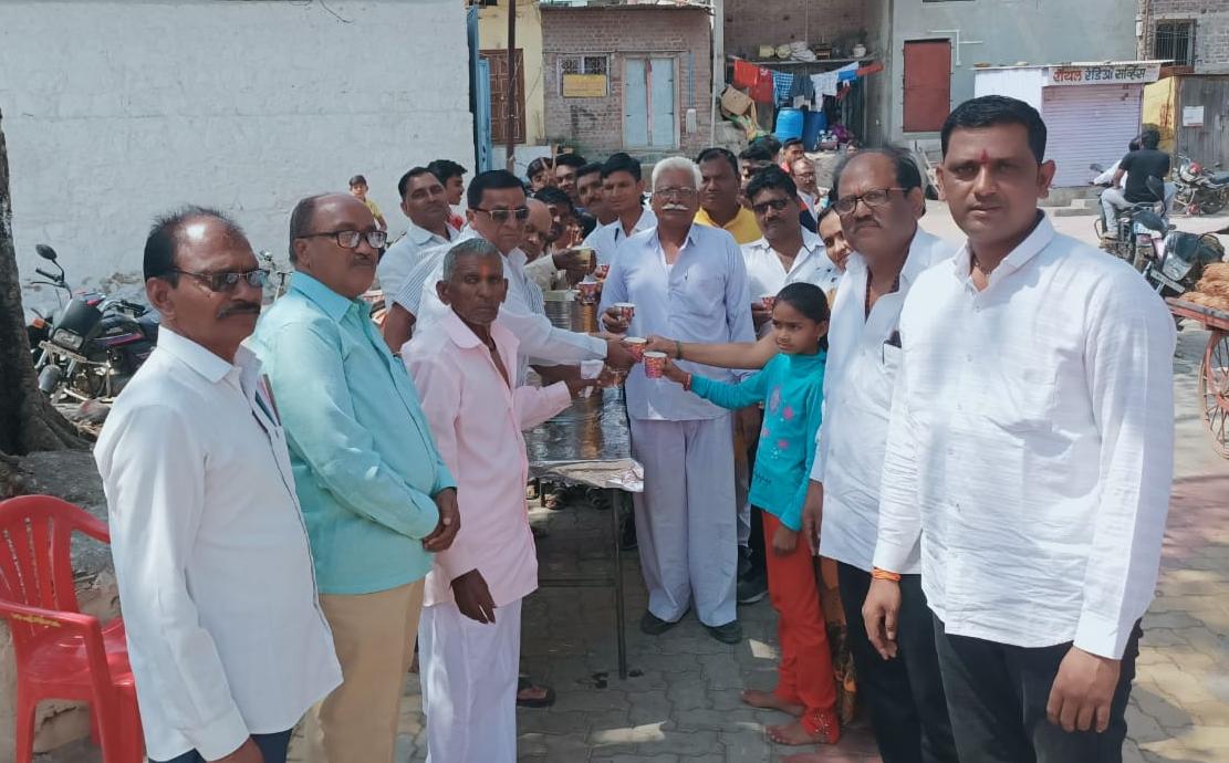 आरोग्य दूत विक्की भाऊ खोकरे यांच्या तर्फे भाविक भक्तांना फ्रूट सॉल्ट शीतपेय फराळ वाटप...!