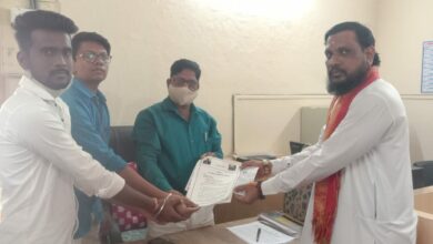 त्या पदाधिकार्‍यांवर कारवाईची मागणी दस्तलेखनिक साळुंखे यांचे एकदिवशीय निषेध आंदोलन