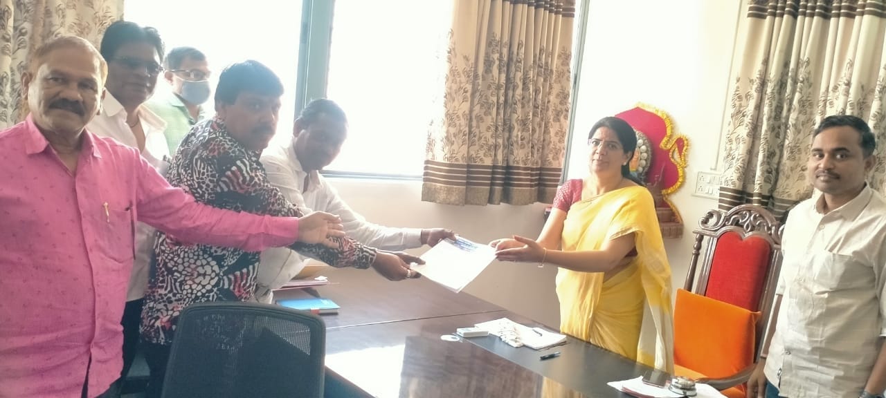 Amalner:सातव्या वेतन आयोगाच्या प्रलंबित फरक मिळण्यासाठी तिघा कामगार संघटनांनी दिले नपा प्रशासनाला निवेदन