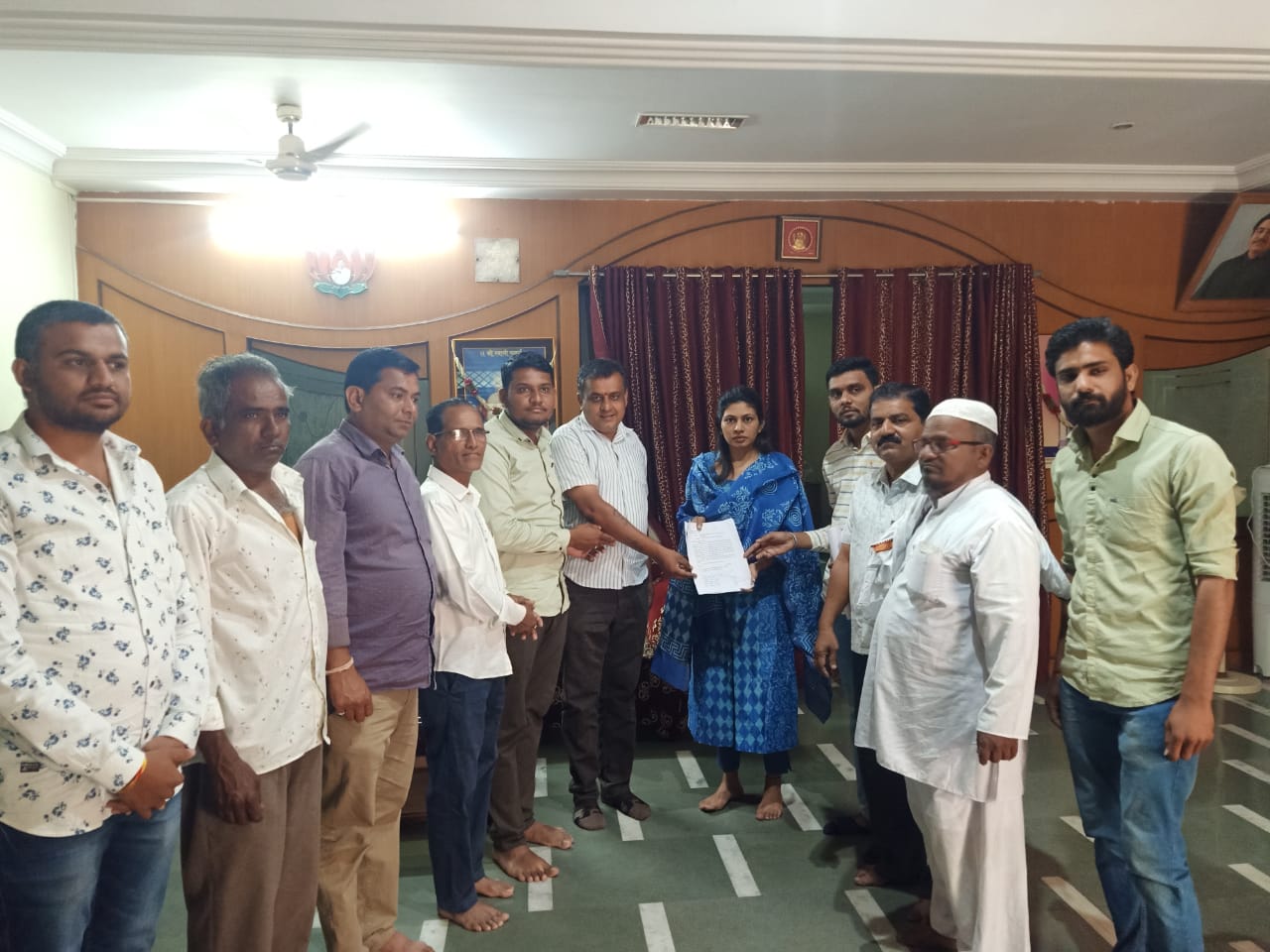 निंभोरा येथील रेल्वे विभागाच्या पाण्याच्या त्रासाबाबत व रस्त्याबाबत शेतकऱ्यांचे खासदार रक्षा खडसे यांच्याकडे निवेदन.